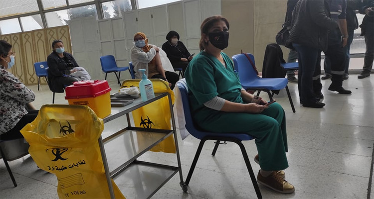 محرزية الهمامي أول ممرضة تتلقى لقاح الكورونا في تونس
