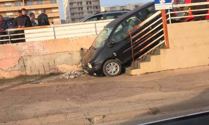 فرنسا: سائق يحاول نزول الدرج بالسيارة 