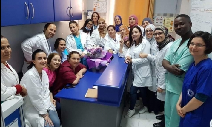 سوسة: الطاقم الطبي فرحات حشاد يحتفي بالشفاء التام لمريض فيروس كورونا