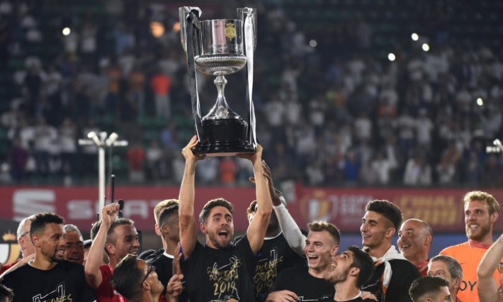 فالنسيا يهزم برشلونة حامل اللقب وينال كأس ملك إسبانيا