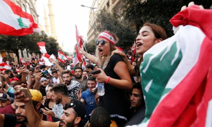 مظاهرات لبنان تدخل يومها الخامس والحكومة تتدارس سبل التهدئة