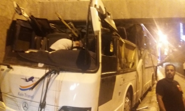اصطدام حافلة بمدخل جسر رادس 