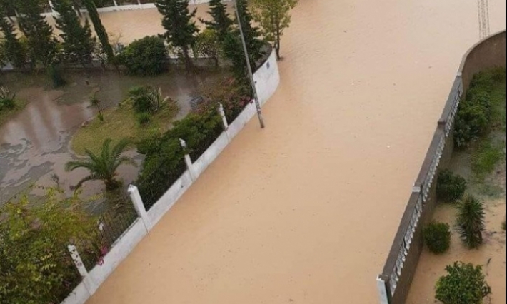 تساقط الأمطار: محتجون في برج الوزير يغلقون الطريق