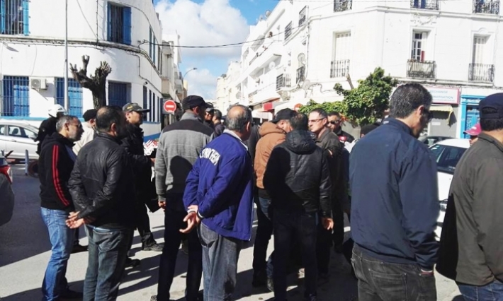 بنزرت: حالة احتقان في صفوف سواق التاكسي واللواج في محيط مركز أمن بوقطفة للمطالبة بالإفراج عن زملائهم