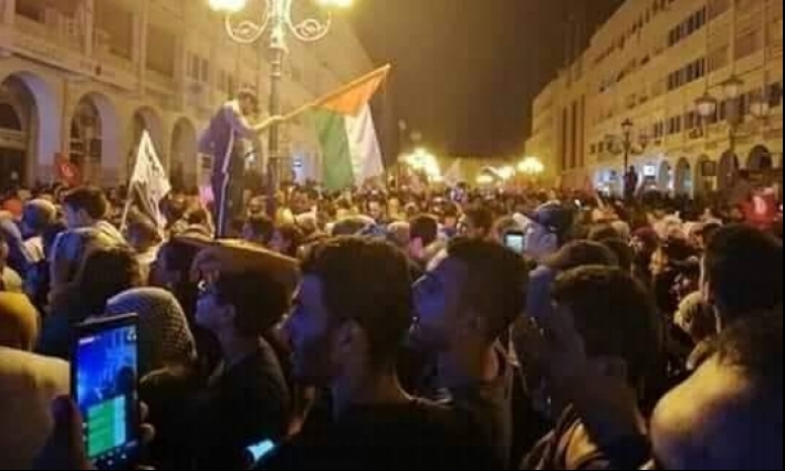 آلاف المواطنين ينزلون إلى وسط مدينة صفاقس محتفلين بفوز قيس سعيد بالدور الثاني للانتخابات الرئاسية.