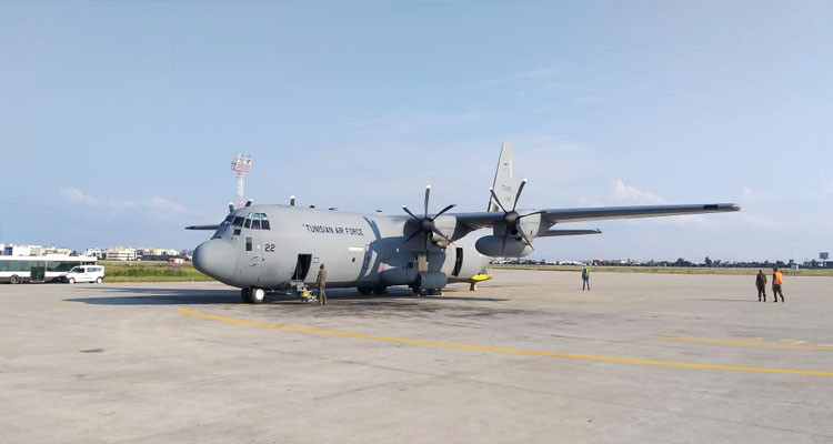 وصول الطائرة العسكرية المحملة بالمستلزمات الطبية