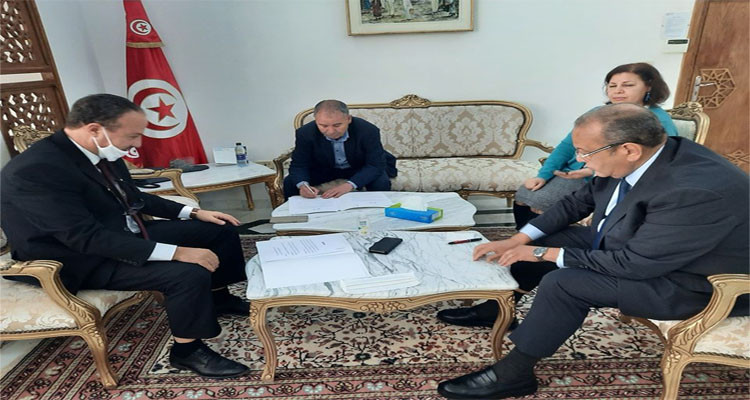 اتفاق على تمكين العاملين في المؤسسات المتضررة من أجور أفريل كاملة