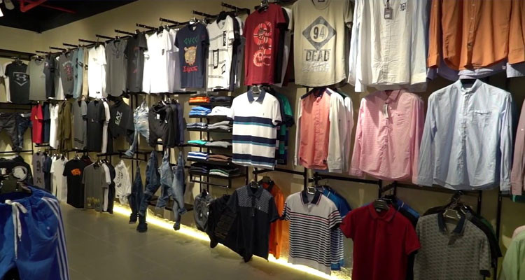 رئيس غرفة الملابس الجاهزة: "قياس الملابس في المحلات سيقتصر على قطعة واحدة فقط"