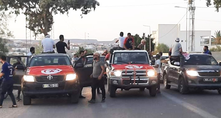 شباب اعتصام الكامور يقطعون طريق الإسناد باتجاه الحقول البترولية