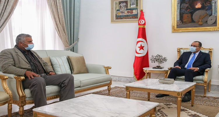 رئيس الحكومة يلتقي والد الشهيد عقبة الذيبي ويؤكد له أن حق ابنه لن يضيع
