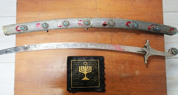 حجز كتاب ذو قيمة تاريخية وأثرية هامة بحوزة 5 أشخاص بالعاصمة