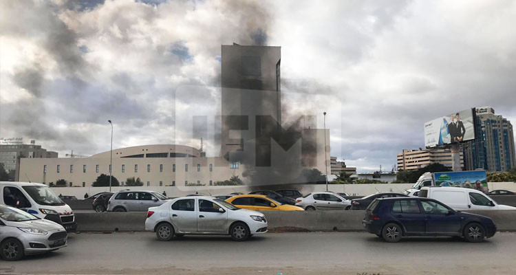 اندلاع النار في سيارة قرب حديقة النادي الإفريقي (فيديو)