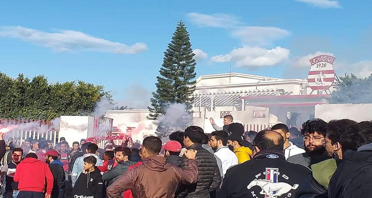 جماهير الإفريقي تواصل اعتصامها وتحتشد أمام حديقة منير القبايلي 