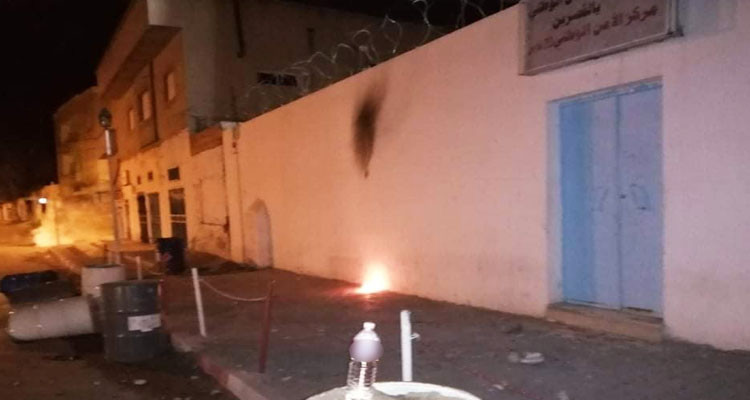 القصرين: مجموعة من شباب وأطفال حي النور يعتدون على مركز أمن الحي