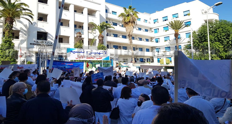 تزامنا مع إضرابهم: الأطباء العامون يحتجون أمام وزارة الصحة ويهددون بالتصعيد