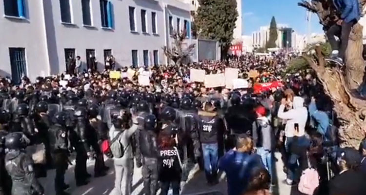 الأمن يمنع مسيرة حاشدة من التقدم نحو مقر البرلمان