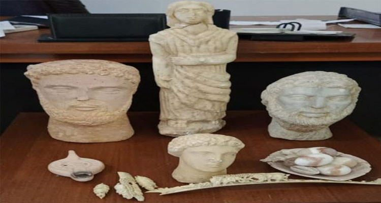 حجز تماثيل وقطع أثرية داخل منزل مواطنة في المهدية