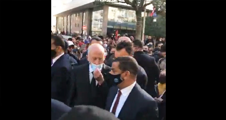 زيارة قيس سعيد إلى شارع الحبيب بورقيبة تتحول إلى مسيرة تدعو إلى حل البرلمان