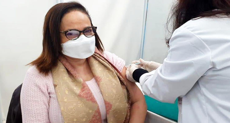 نصاف بن علية تتلقّى الجرعة الأولى من لقاح فايزر