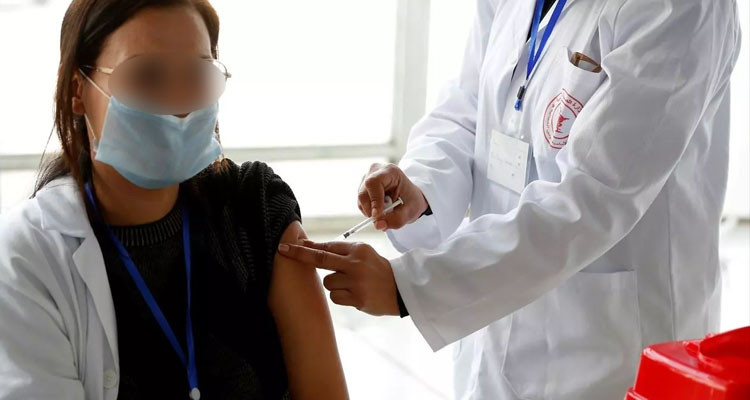 إقبال ضعيف من التونسيين للتسجيل ضد كوفيد: مختص في علم النفس يكشف الأسباب