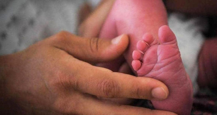 المهدية: ايقاف شاب رفقة أمه وأخته بصدد التفريط بالبيع في رضيعة