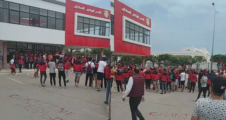جماهير النجم الرياضي الساحلي تحتج أمام مقر الفريق