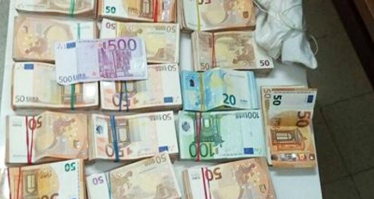 أريانة: إيقاف 3 أشخاص بتهمة تزييف عملة أجنبية وحجز حوالي 140 ألف يورو