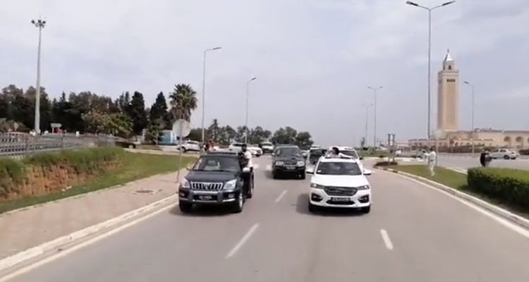 سيارات فاخرة في مسيرة عبير موسي وتذمر من تعطيل حركة المرور