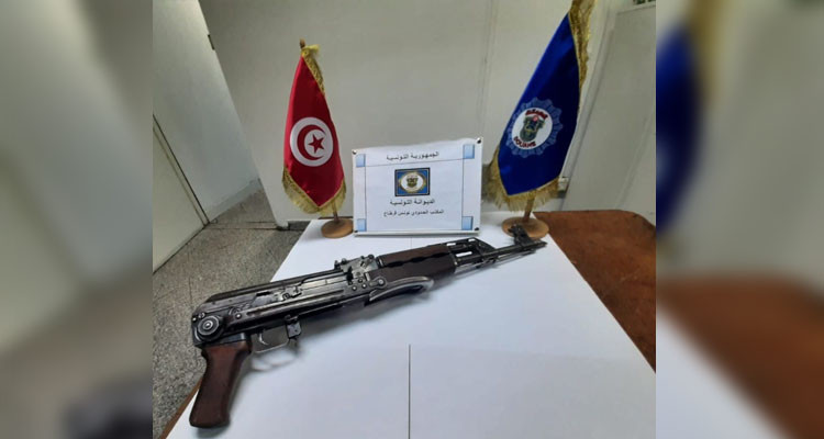 ضبط سلاح كلاشنيكوف في حقيبة مسافرة أجنبية بمطار تونس قرطاج 