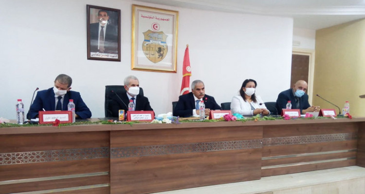 وزير الدفاع:سنعمل على إحداث فريق تلقيح متنقل يزور المناطق النائية والداخلية