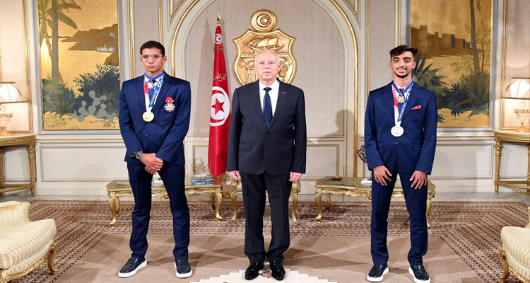 رئيس الجمهورية يوسم البطلين أحمد الحفناوي وخليل الجندوبي