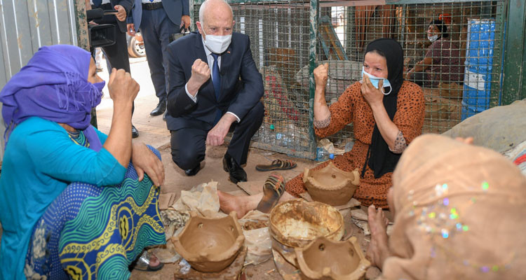 حي هلال: قيس سعيد يزور مجموعة من النساء الحرفيات في مجال صناعة الطين