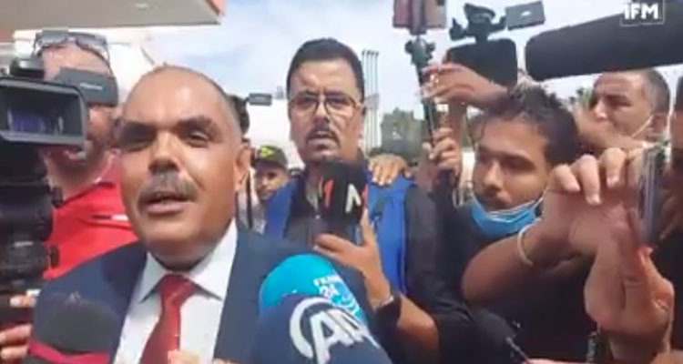 فيديو للحظة نقل محمد القوماني على متن سيارة أمنية بعد رفع شعار ديغاج في وجهه أمام البرلمان