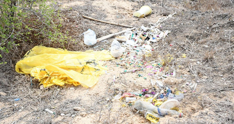 قربة: فتح تحقيق في الإخلالات المتعلقة بردم نفايات طبية دون معالجة في جبل الحداد