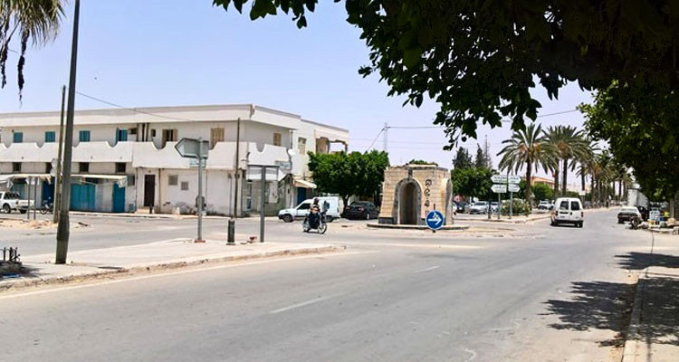 المكناسي: عمال منجم الفسفاط يغلقون الطريق الوطنية عدد 14 والإدارات العمومية