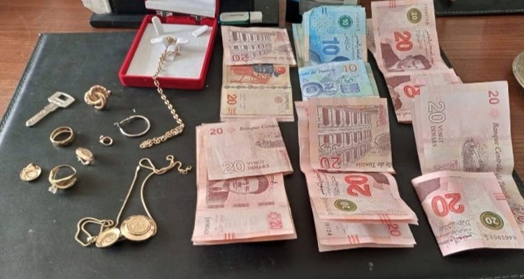 إيقاف امرأة قامت بسلسلة من السرقات بواسطة مفتاح متعدد الوظائف