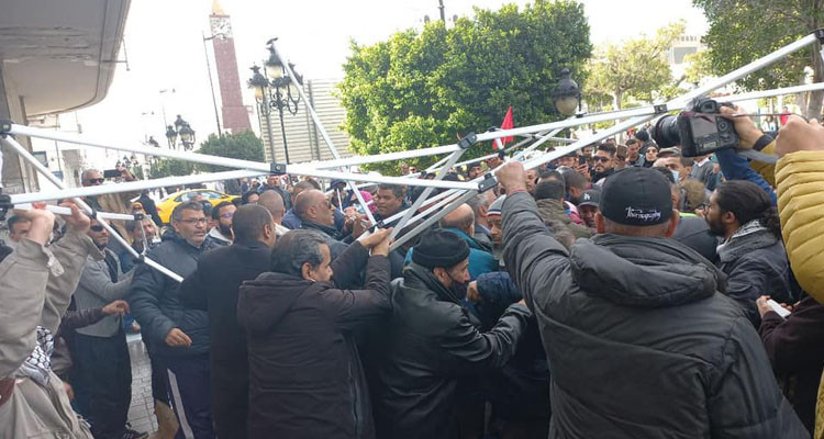 حملة "مواطنون ضد الانقلاب" تقرر تعليق اعتصامها بشارع الحبيب بورقيبة