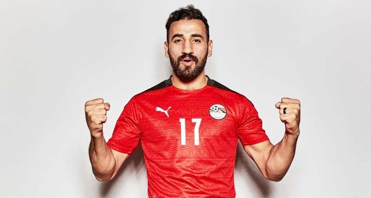 ماذا قال مهند لاشين لاعب الفراعنة عن مواجهة النسور في نصف النهائي؟