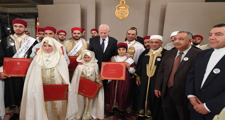 حصريا لمع الناس: والد الفتاتين المتوجتين في جائزة حفظ القرآن ينهي الجدل