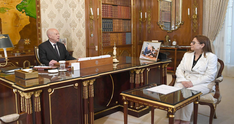 رئيس الدولة يشدد على تطبيق القانون على المحتكرين خلال لقائه وزيرة التجارة