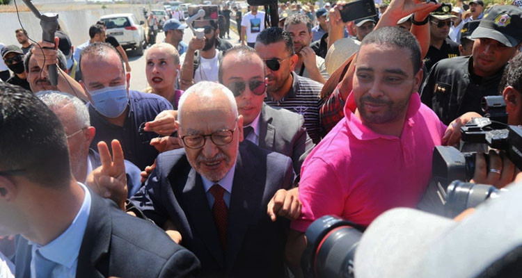 راشد الغنوشي يدخل إلى مقر وحدة البحث في جرائم الإر*اب رفقه فريق الدفاع عنه