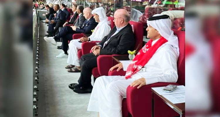 مدير الديوان الأميري القطري يتوشح بعلم تونس خلال المقابلة ضد الدنمارك