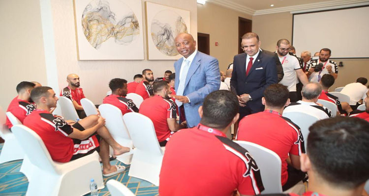 رئيس الكاف يؤدي زيارة إلى مقر إقامة المنتخب الوطني في قطر