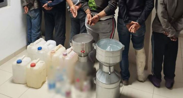 الاحتفاظ بصاحب مصنع عشوائي لإنتاج مادة الكحول بإحدى مدن الجنوب