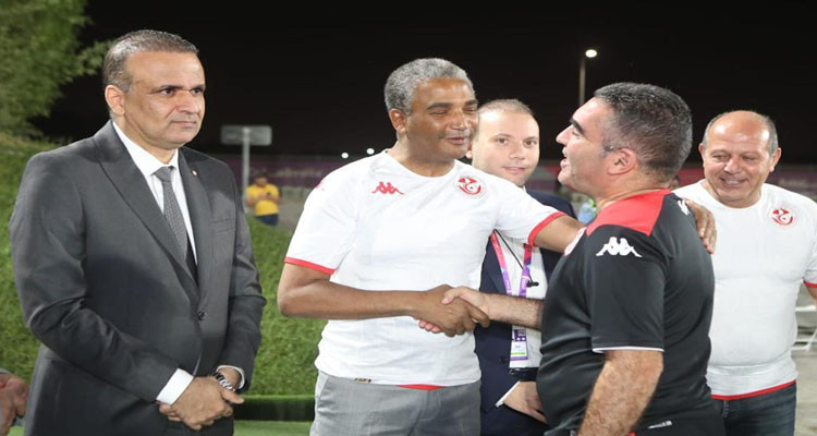 وزير الرياضة يزور المنتخب خلال التمارين وينقل رسالة من رئيس الجمهورية 