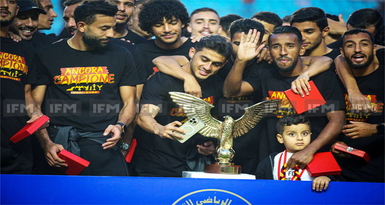 الترجي يحقق فوزه الثالث على التوالي في البطولة ويتسلم لقب الموسم الفارط
