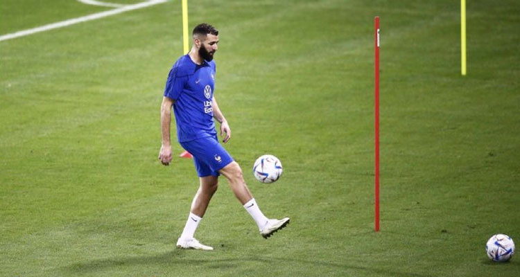 وسائل إعلام فرنسية: بنزيما يغادر تدريبات المنتخب الفرنسي مصابا