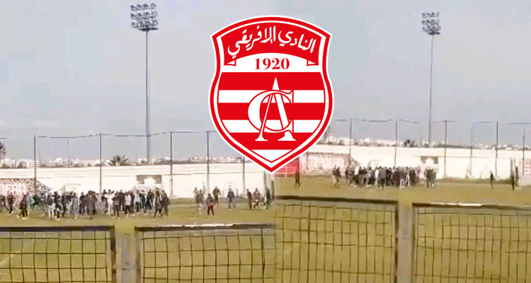 عدد من جماهير الافريقي تقتحم ملعب التمارين وتعتدي على بعض اللاعبين