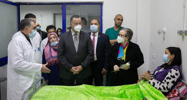 بودن تؤدي زيارة لمعهد صالح عزيز بالعاصمة وتستمع إلى مشاغل المرضى