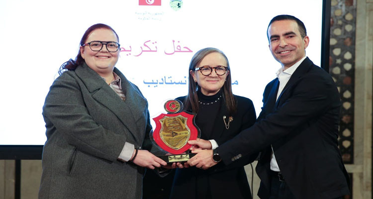 رئاسة الحكومة تكرّم صاحبي مؤسّسة ناشئة متخصّصة في الذكاء الاصطناعي